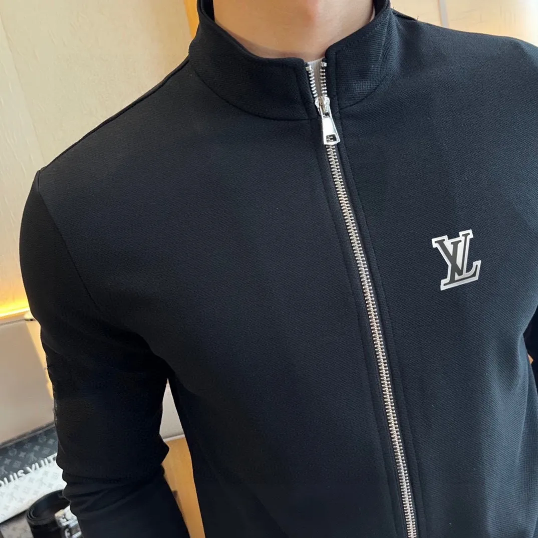🅿️460 brand [LV Louis Vuitton] (velvet and thickened) 2025 autumn and winter new products, celebrities’ favorite fashion-flavored casual suits, clean and neat tailoring, full of urban style. Made of high-quality customized fabrics, the inner warmth is excellent, the hand feels soft and dry, and the upper body effect is crisp and stylish. The three-dimensional cutting process and the pattern are all of high standards, and the silhouette version has the right benefits! It is not tight at all, and you feel good when you wear it. So many top-quality raw materials create high-end products with unparalleled value. It is the first choice for high-end fashion people. (Size: M-4XL can wear up to 200 pounds)
